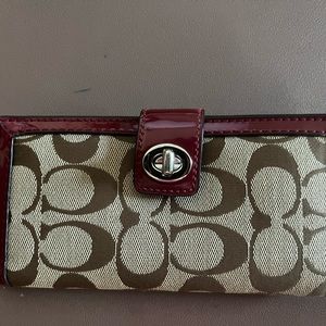 Slim Trifold Wallet In Signature Canvas
Gently used - perfect condition